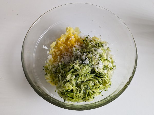 Zucchini and potato patties in airfryer - Preparation step 4