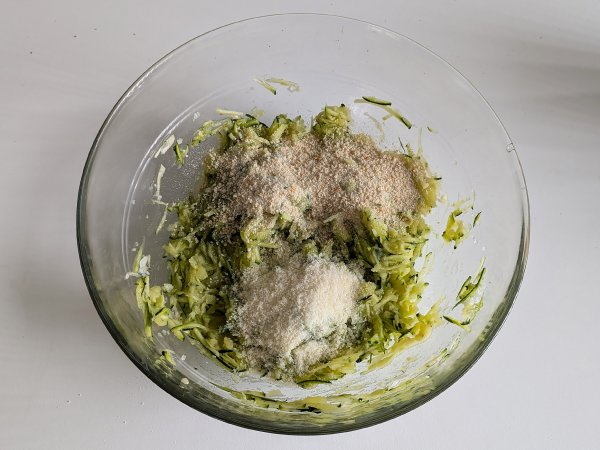 Zucchini and potato patties in airfryer - Preparation step 5