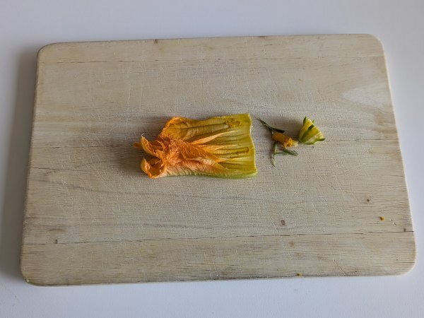 Pasta with squash blossoms, ricotta cheese and pistachios - Preparation step 2