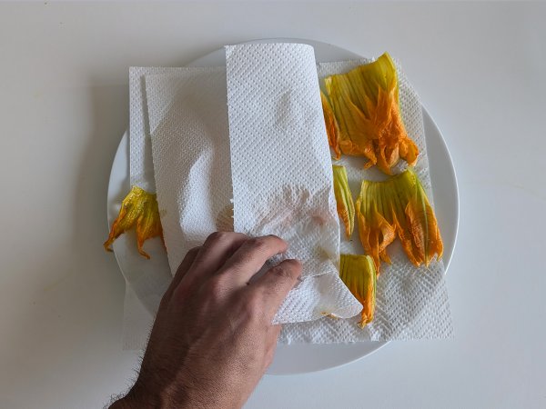 Pasta with squash blossoms, ricotta cheese and pistachios - Preparation step 3