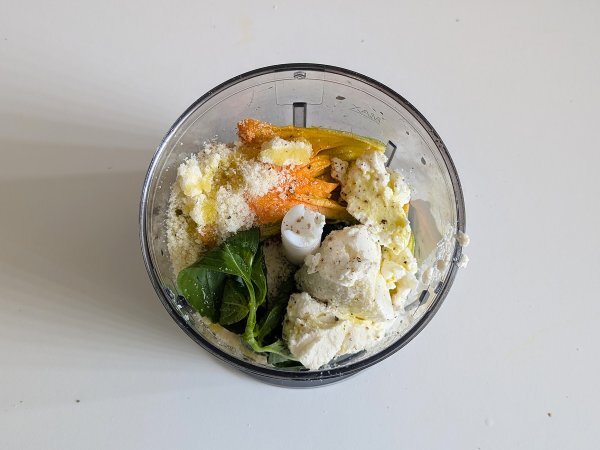 Pasta with squash blossoms, ricotta cheese and pistachios - Preparation step 4