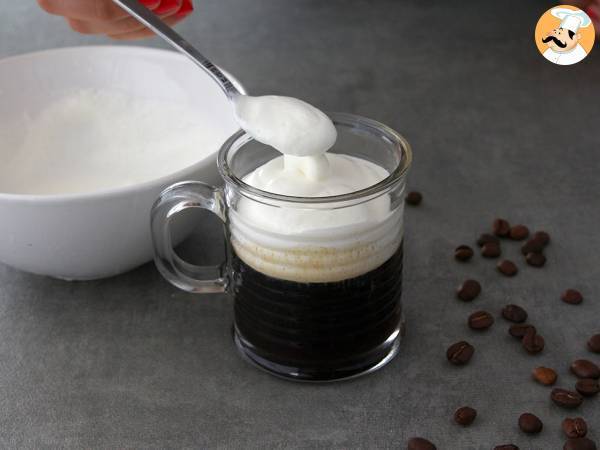 Irish coffee (coffee with whisky and whipped cream) - Preparation step 3