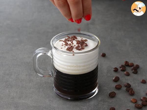 Irish coffee (coffee with whisky and whipped cream) - Preparation step 4