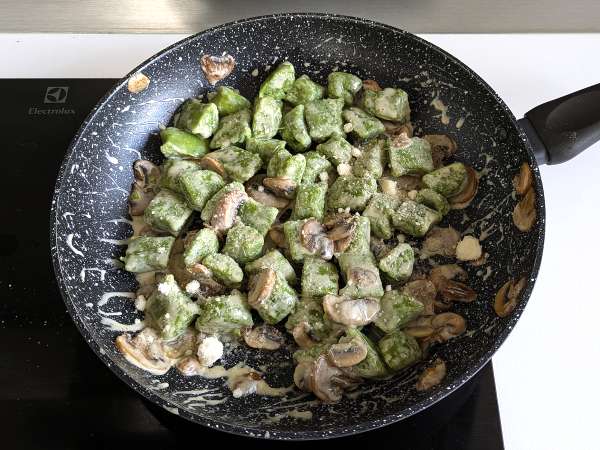 Pea gnocchi with mushroom sauce - Preparation step 9