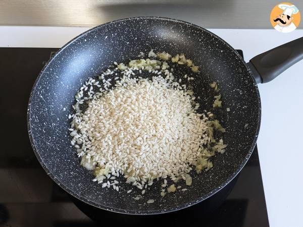 Beet and gorgonzola risotto: an explosion of color and intense flavors - Preparation step 4