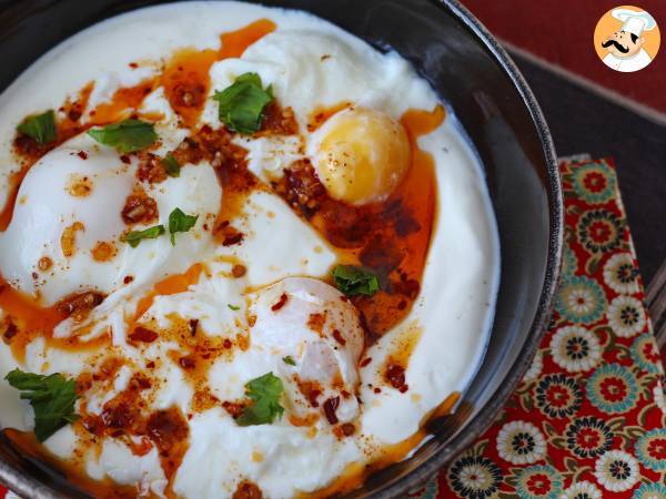 Turkish-style eggs on a yogurt base with spicy oil - çilbir - Preparation step 5