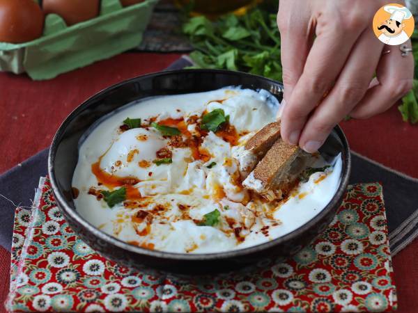 Turkish-style eggs on a yogurt base with spicy oil - çilbir - Preparation step 6