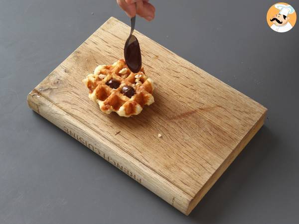 Fruit, chocolate and whipped cream waffles - Preparation step 3