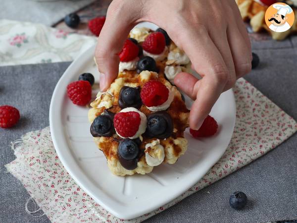 Fruit, chocolate and whipped cream waffles - Preparation step 7