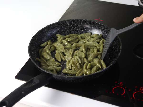 Super-easy broccoli pasta to get kids excited about vegetables, no material required! - Preparation step 9