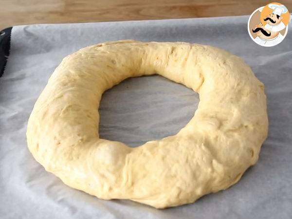 King's brioche stuffed with whipped cream, fluffy and creamy - spanish roscón de reyes - Preparation step 7