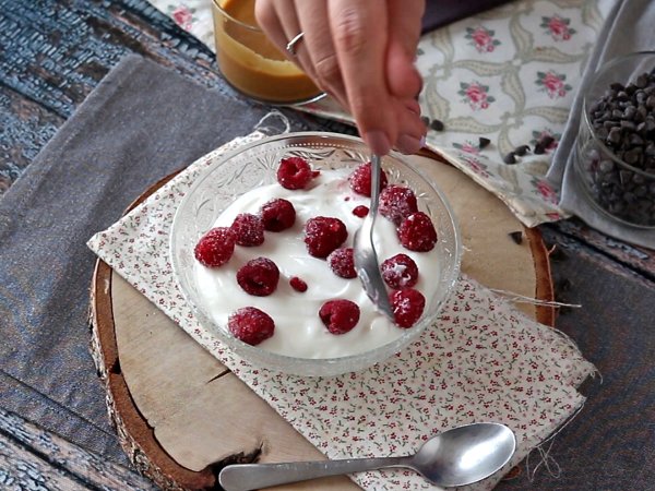Skyr bowl with red fruit, peanut butter and chocolate - Preparation step 2