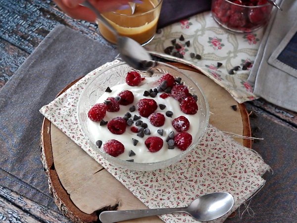 Skyr bowl with red fruit, peanut butter and chocolate - Preparation step 3