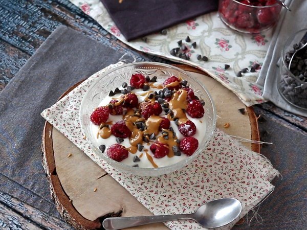 Skyr bowl with red fruit, peanut butter and chocolate - Preparation step 4