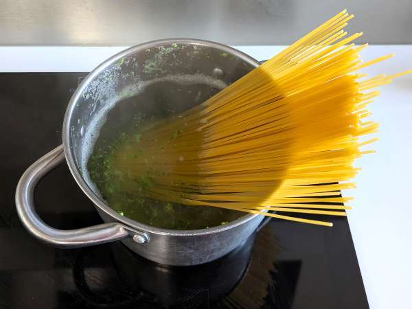 Creamy pasta with broccoli and almonds: an easy-to-prepare, flavor-packed dish - Preparation step 6