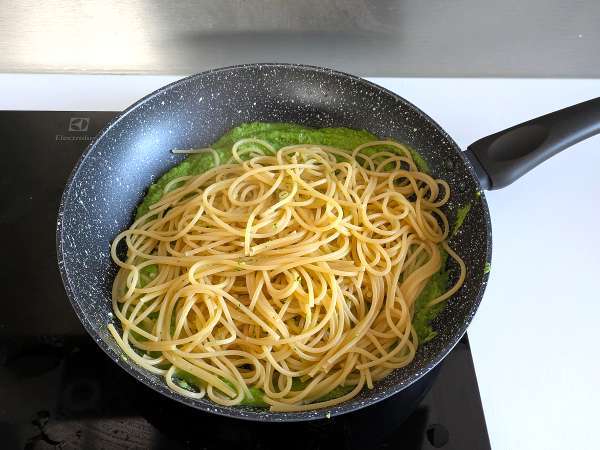 Creamy pasta with broccoli and almonds: an easy-to-prepare, flavor-packed dish - Preparation step 8