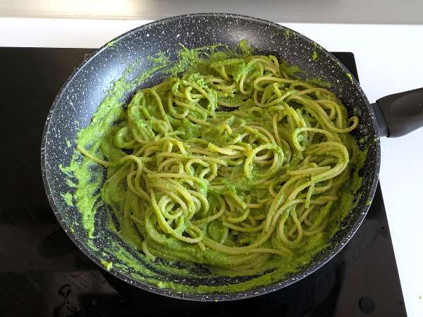 Creamy pasta with broccoli and almonds: an easy-to-prepare, flavor-packed dish - Preparation step 9