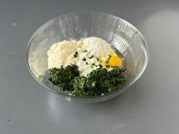 Spinach and ricotta malfatti, the easy no-knead homemade pasta recipe - Preparation step 3