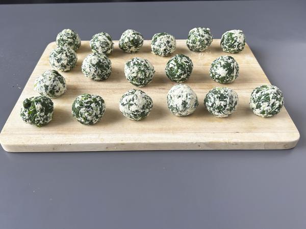 Spinach and ricotta malfatti, the easy no-knead homemade pasta recipe - Preparation step 4