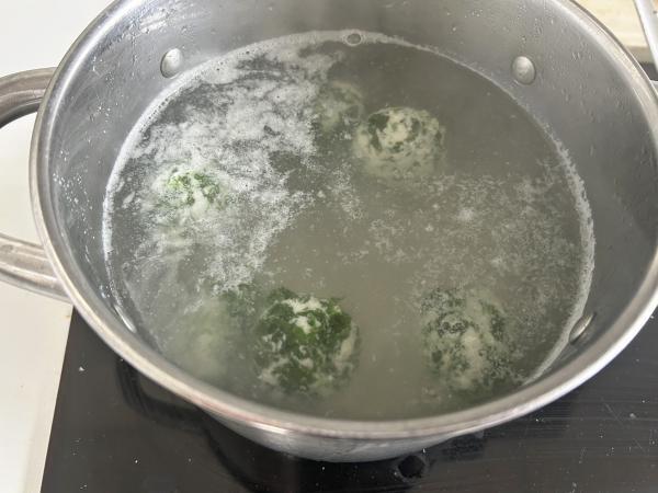 Spinach and ricotta malfatti, the easy no-knead homemade pasta recipe - Preparation step 5