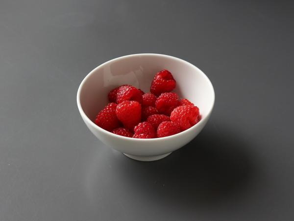 Franui-style raspberry, white chocolate and ruby chocolate bites - Preparation step 1