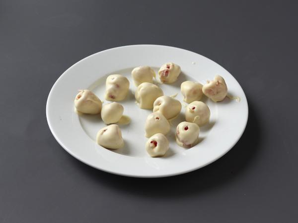 Franui-style raspberry, white chocolate and ruby chocolate bites - Preparation step 3