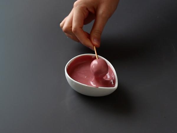 Franui-style raspberry, white chocolate and ruby chocolate bites - Preparation step 4