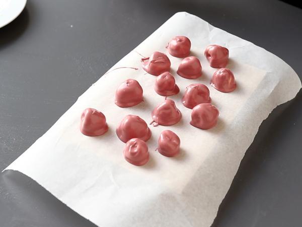 Franui-style raspberry, white chocolate and ruby chocolate bites - Preparation step 5