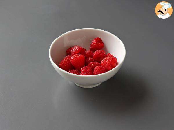 Franui with pistachio, delicious coated raspberries, melting and crunchy - Preparation step 1