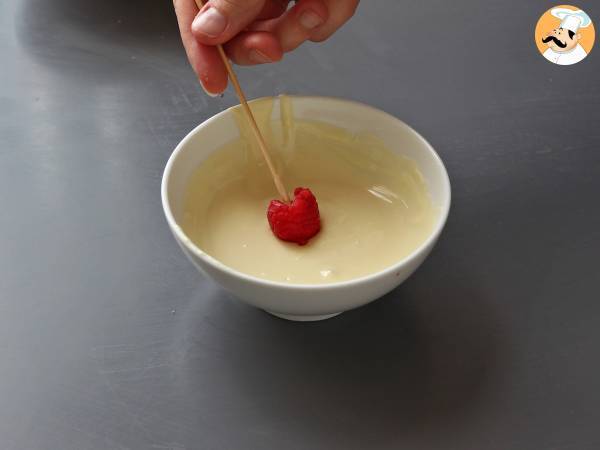 Franui with pistachio, delicious coated raspberries, melting and crunchy - Preparation step 2
