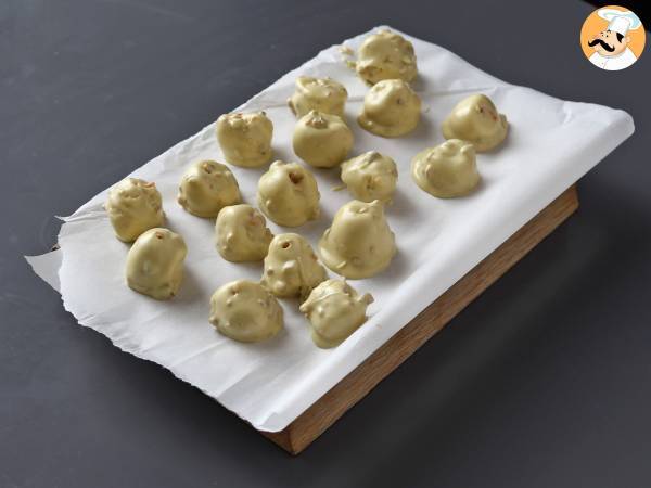Franui with pistachio, delicious coated raspberries, melting and crunchy - Preparation step 6