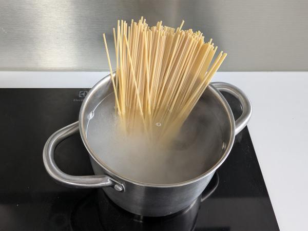 Spaghetti aglio, olio e peperoncino: the last minute dish of Italian tradition - Preparation step 1