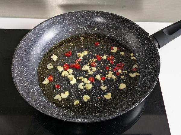 Spaghetti aglio, olio e peperoncino: the last minute dish of Italian tradition - Preparation step 5