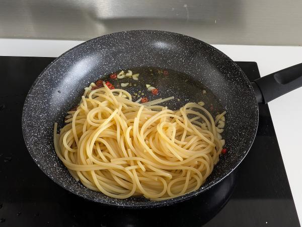 Spaghetti aglio, olio e peperoncino: the last minute dish of Italian tradition - Preparation step 6