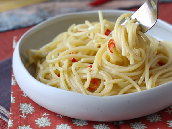Spaghetti aglio, olio e peperoncino: the last minute dish of Italian tradition - Preparation step 8