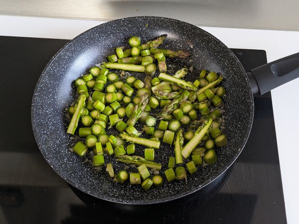Creamy asparagus and bacon pasta: easy and tasty recipe - Preparation step 2