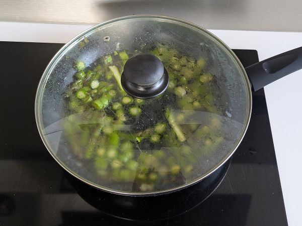 Creamy asparagus and bacon pasta: easy and tasty recipe - Preparation step 3