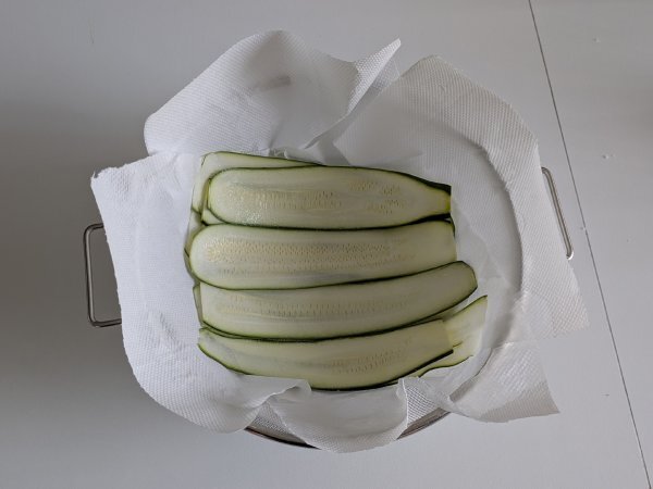 Zucchini parmigiana in air fryer: quick, light and crispy - Preparation step 2