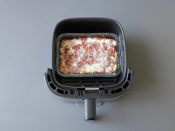 Zucchini parmigiana in air fryer: quick, light and crispy - Preparation step 9