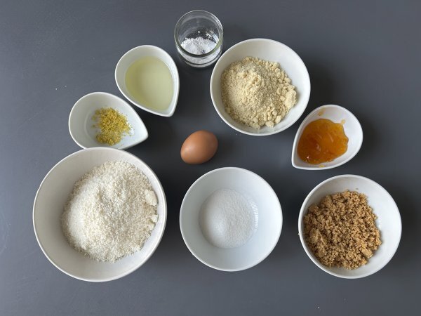 Ghriba almond and coconut cookies, a classic of Moroccan pastry making - Preparation step 1