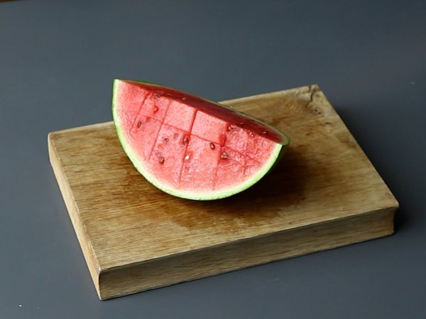 Red fruit salad: strawberry, raspberry, cherry and watermelon, perfect for summer! - Preparation step 1