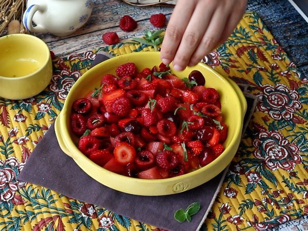 Red fruit salad: strawberry, raspberry, cherry and watermelon, perfect for summer! - Preparation step 5