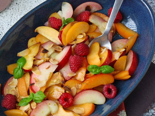 Fruit salad: peach apricot raspberry super gourmet! - Preparation step 5