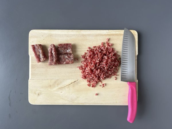 Spanish fuet tartar: an express version of classic steak tartar - Preparation step 1