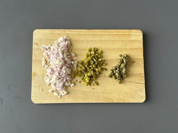 Spanish fuet tartar: an express version of classic steak tartar - Preparation step 2