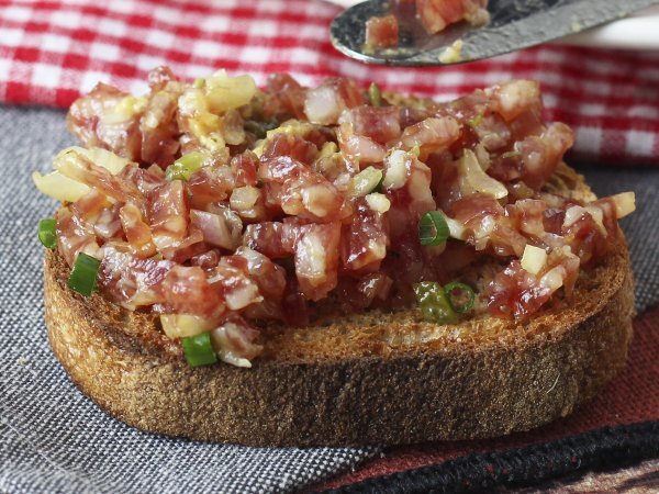 Spanish fuet tartar: an express version of classic steak tartar - Preparation step 5