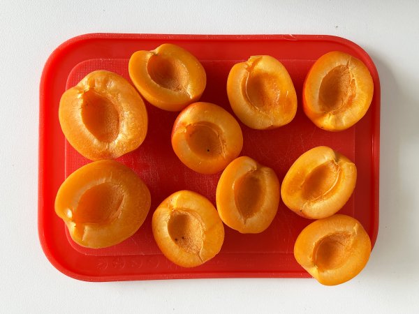 Roasted apricots, arugula and burrata on toast - Preparation step 1