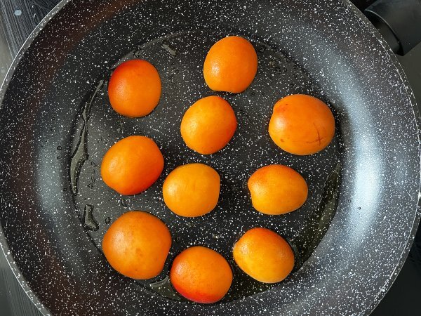 Roasted apricots, arugula and burrata on toast - Preparation step 2
