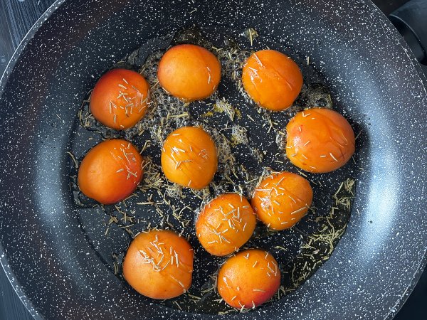 Roasted apricots, arugula and burrata on toast - Preparation step 3