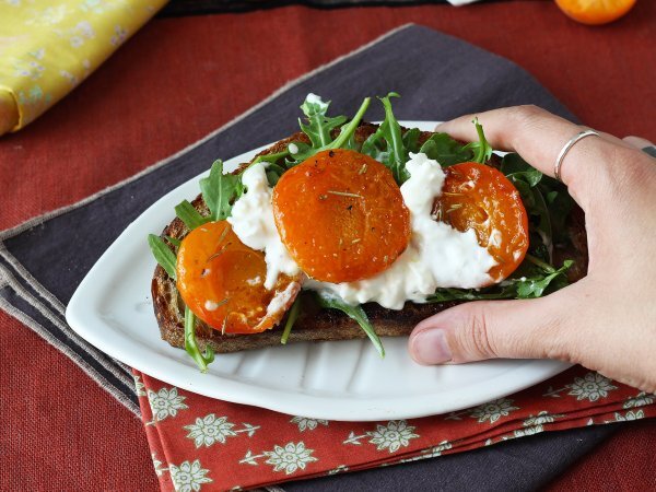 Roasted apricots, arugula and burrata on toast - Preparation step 5